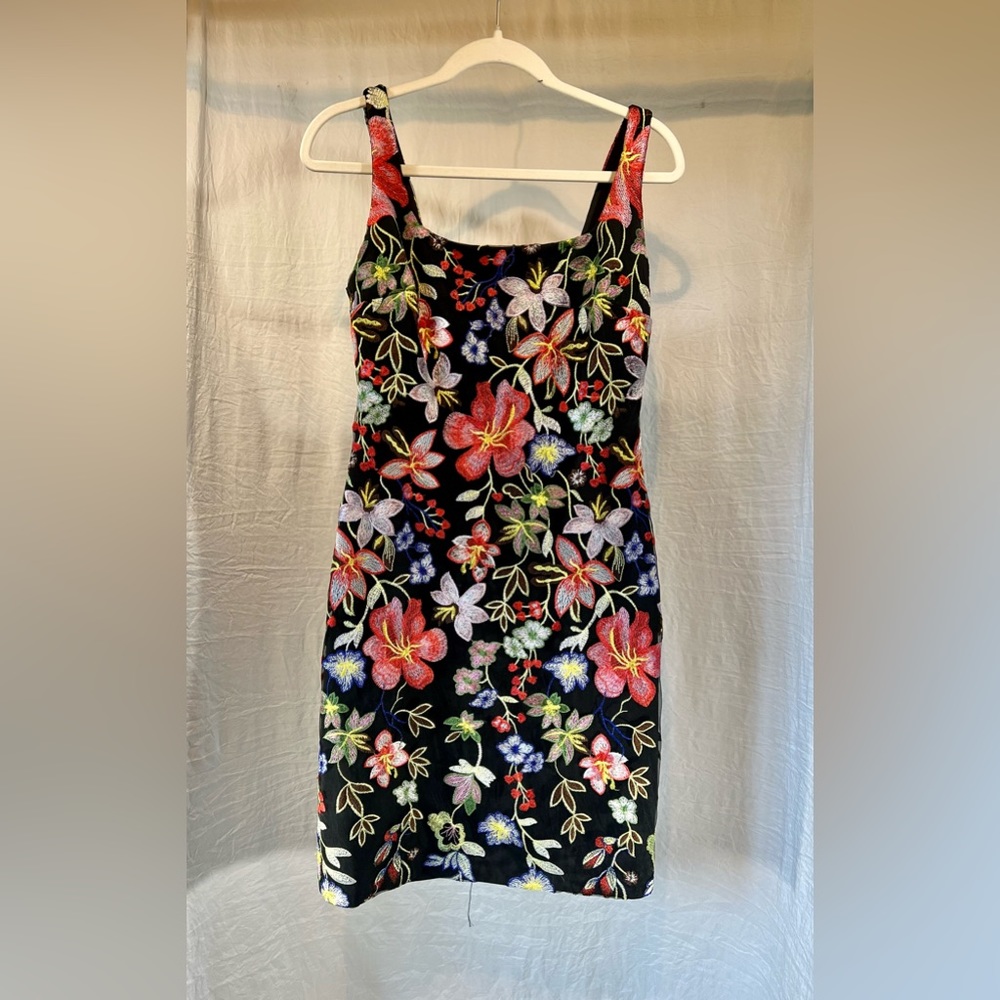 Nicole Miller Floral Embroidered Cocktail Black Dress size 4.